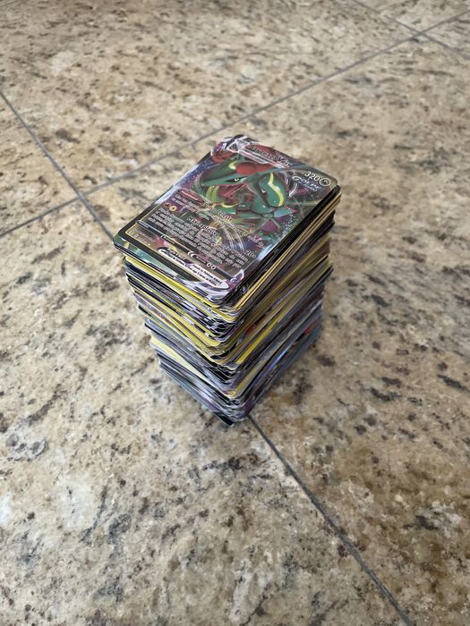Conjunto de várias cartas de pokémon de várias coleções