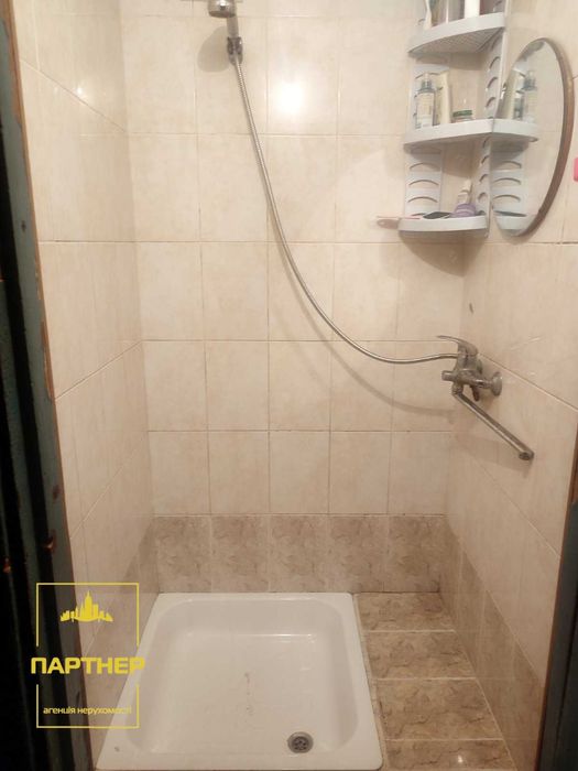 Продам  Дві  суміжні  кімнати  у  малосімейці  в  центрі  Кременчука.