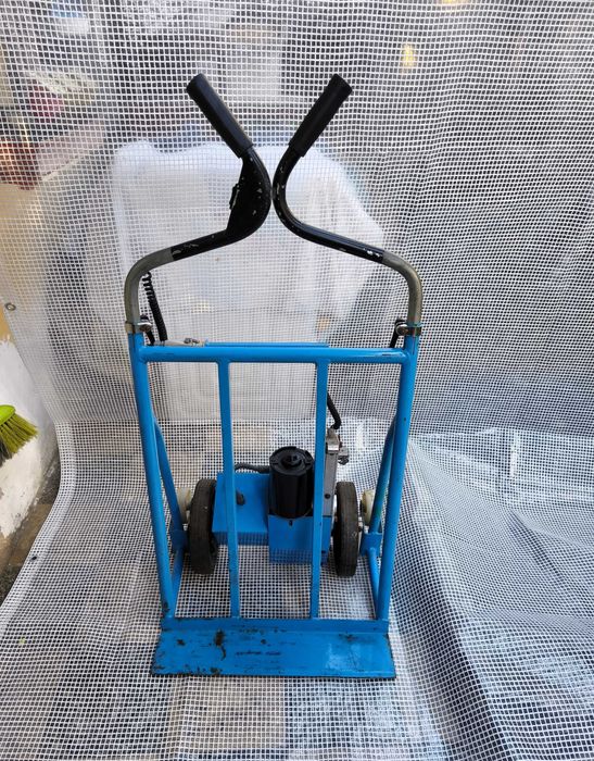 Сarrinho carro de armazém sobe escadas elétrico