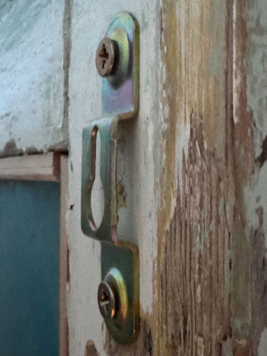 Espelho feito a partir de uma janela antiga