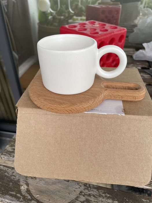 Chavena individual em ceramica branca com pires em madeira