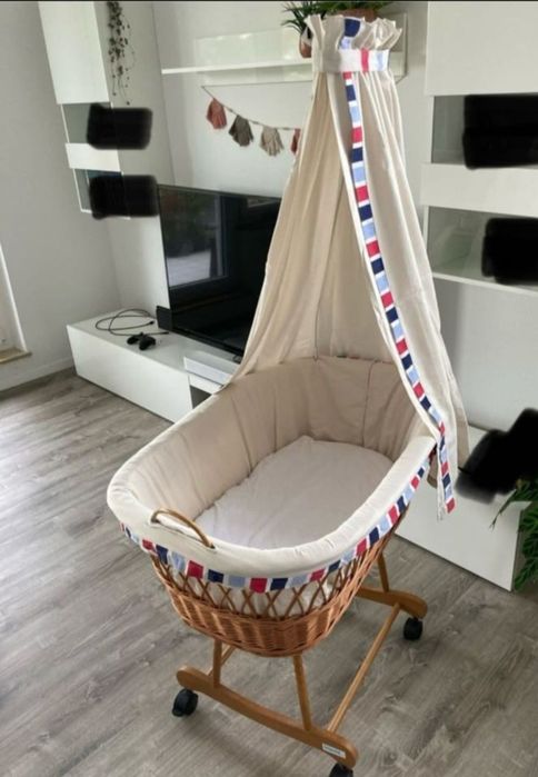 Wiklinowy kosz Mojżesza na kółkach