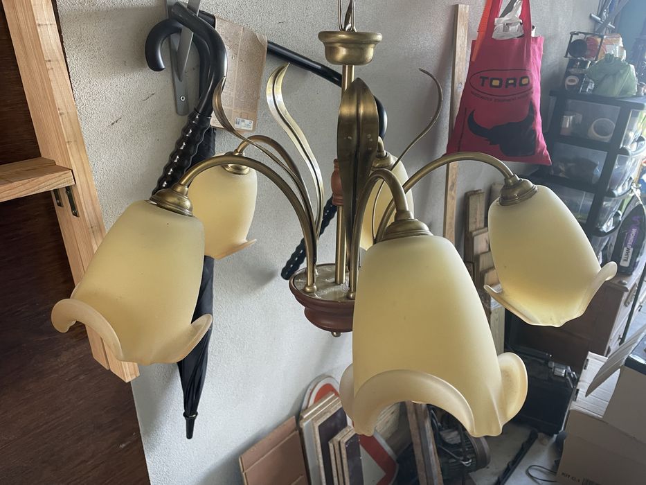 Candeeiro de teto dourado