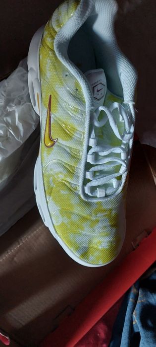 Sapatilhas brancas e amarelo
