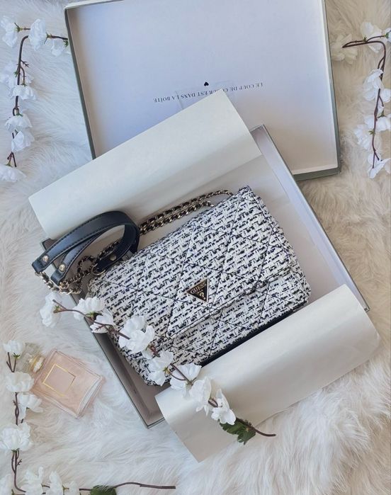 Bolsa Guess modelo tweed preto e branca com correntes