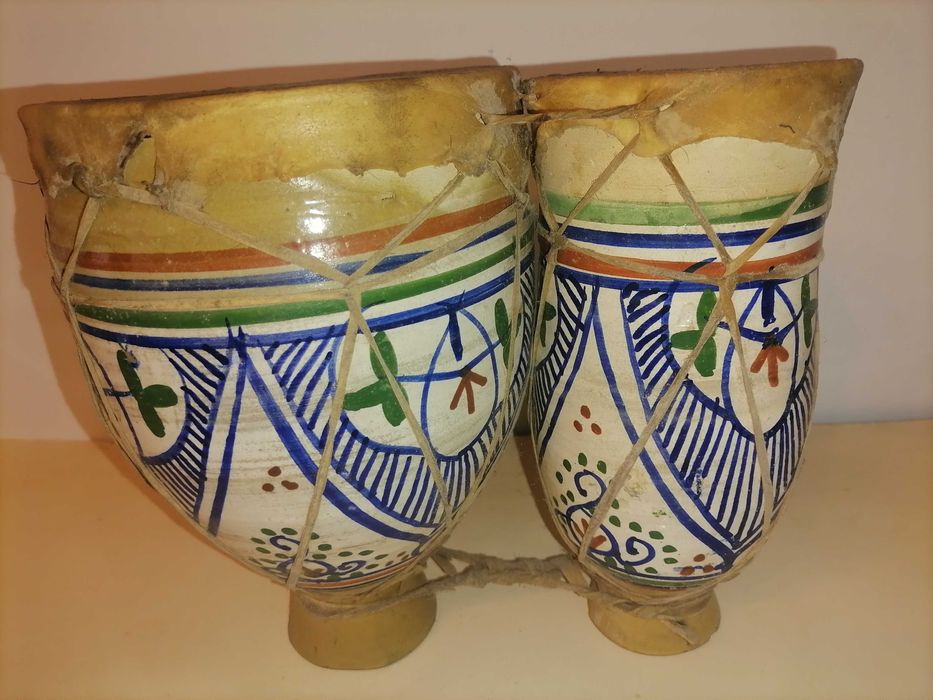 Tambor africano em porcelana e pele