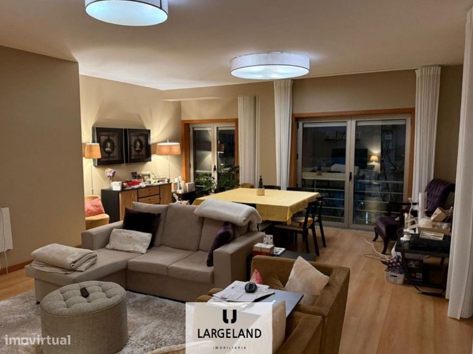 Apartamento tipologia T2 localizado no Glicinias