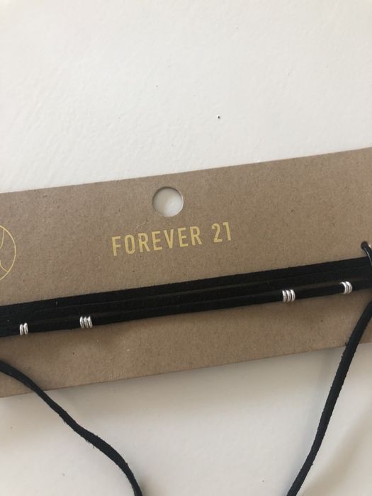 Portes incluídos: Colar fio gargantilha pele Forever 21