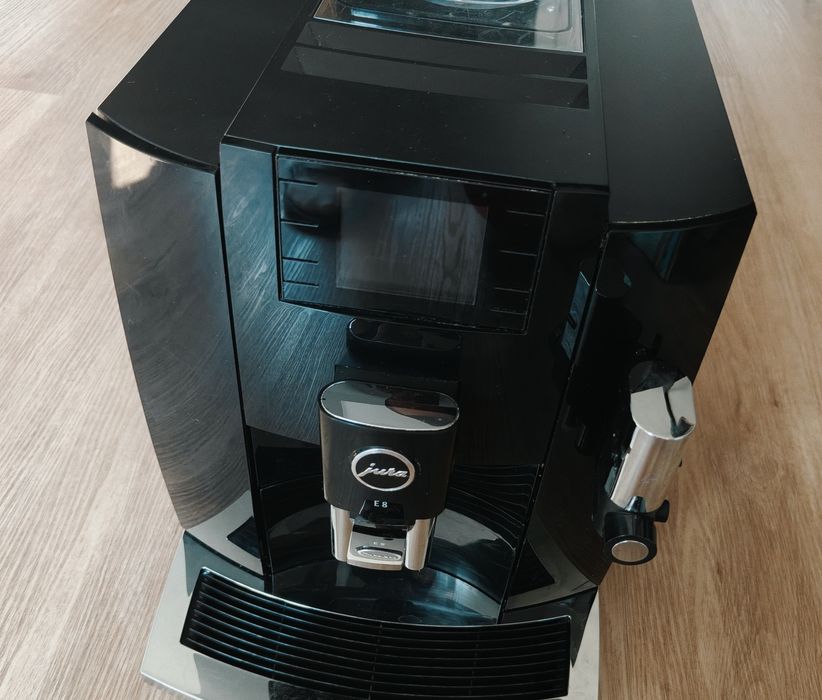 Jura E8 (EB) Piano Black - ekspres do kawy premium