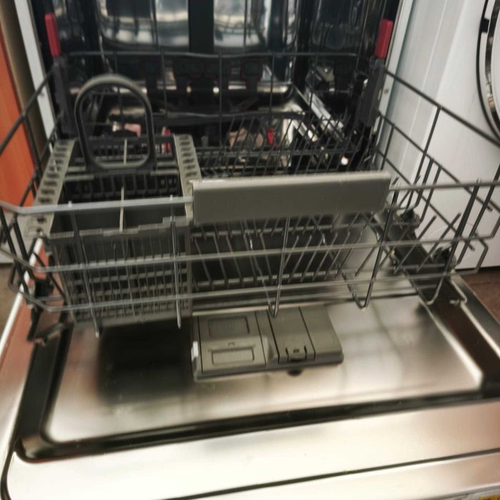 Máquina de Lavar Louça Whirlpool – Bom Estado