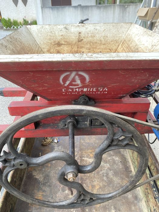 Esmagador de Uvas Antigo com Motor Elétrico – Funcional