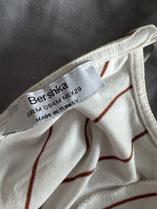 Kombinezon kremowy w brązowe paski M Bershka