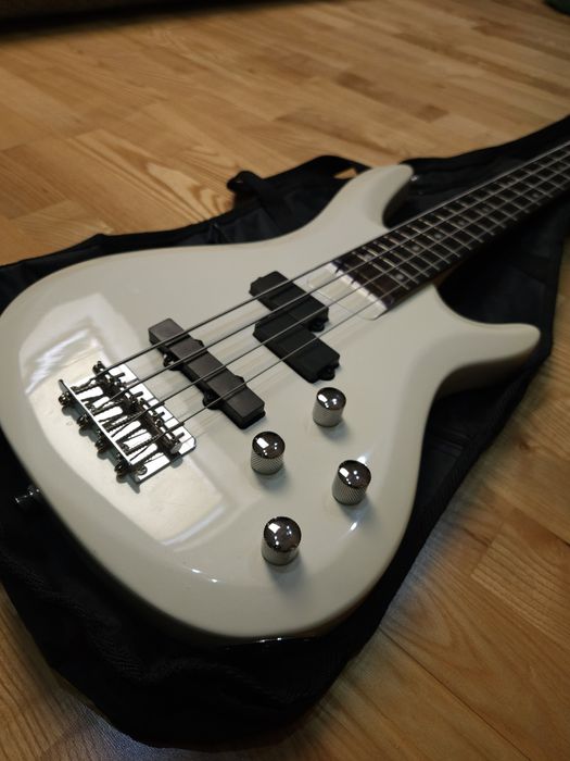 Gitara basowa Santander