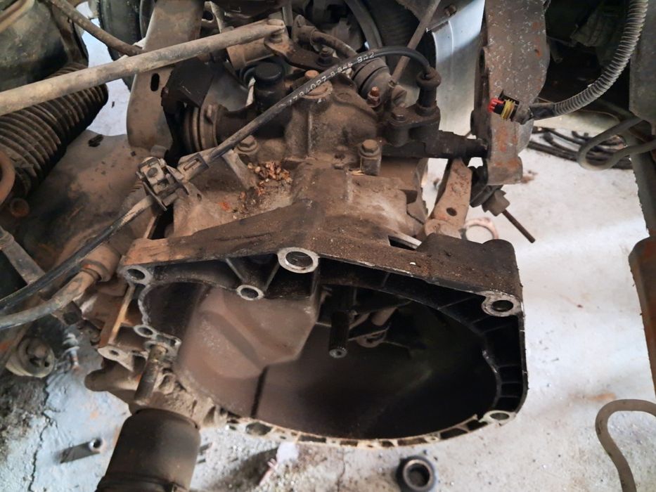 Para-choques, rodas, faróis, caixa velocidades,