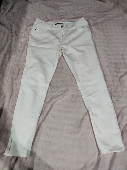 Kremowe spodnie.