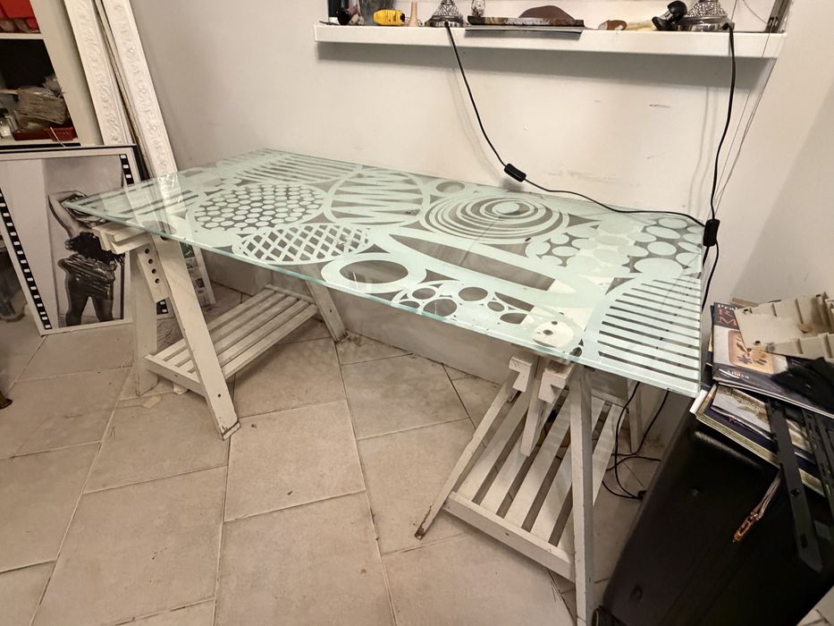 Szklane biurko IKEA