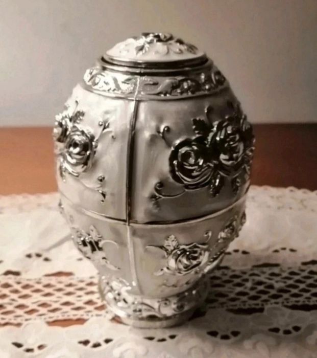 Ovo prateado porta palitos ou porta cotonetes