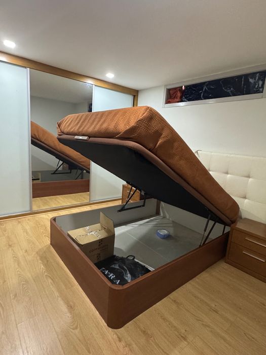 Sommier e duas mesinhas de cabeceira