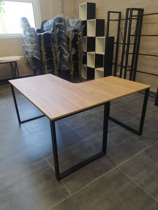 Стол руководителя, стол с брифингом, стол с приставкой. Кабинет.