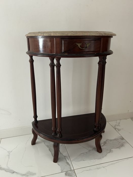 mesa de apoio em madeira e com tampo em granito