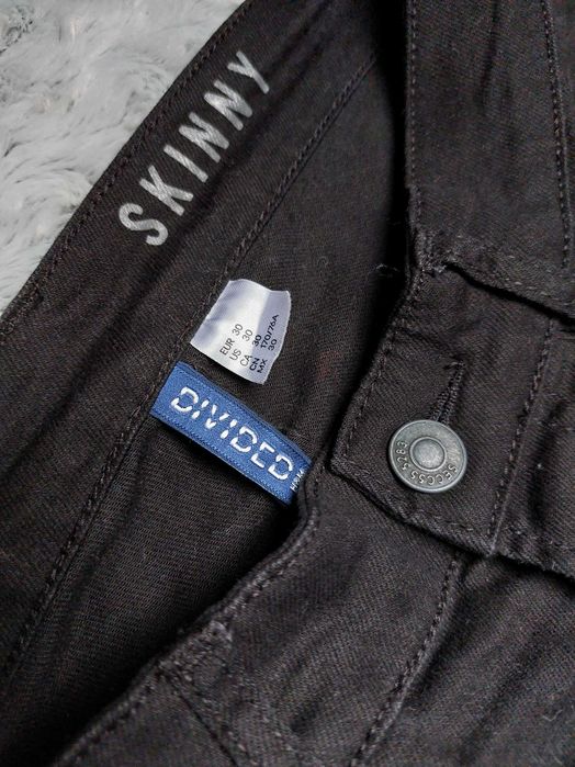 Czarne spodnie z dziurami, S