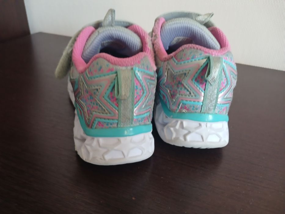 Skechers 32 світяться