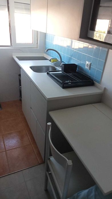 Apartamento T0 (anexo de moradia) com wc e cozinha (Metro Sr. Roubado)