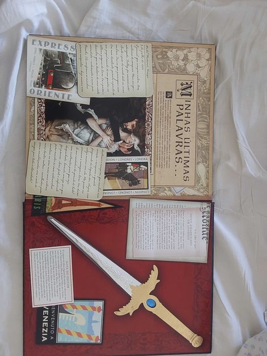 Vampirologia: A Verdadeira História dos Anjos Caídos" (Edição Especial da Brinque-Book). - como novo
