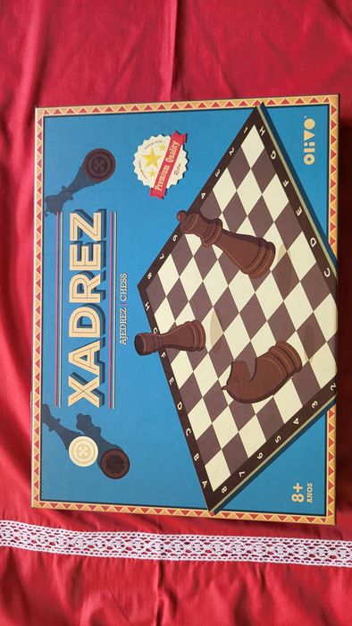 Jogo de xadrez peças em madeira