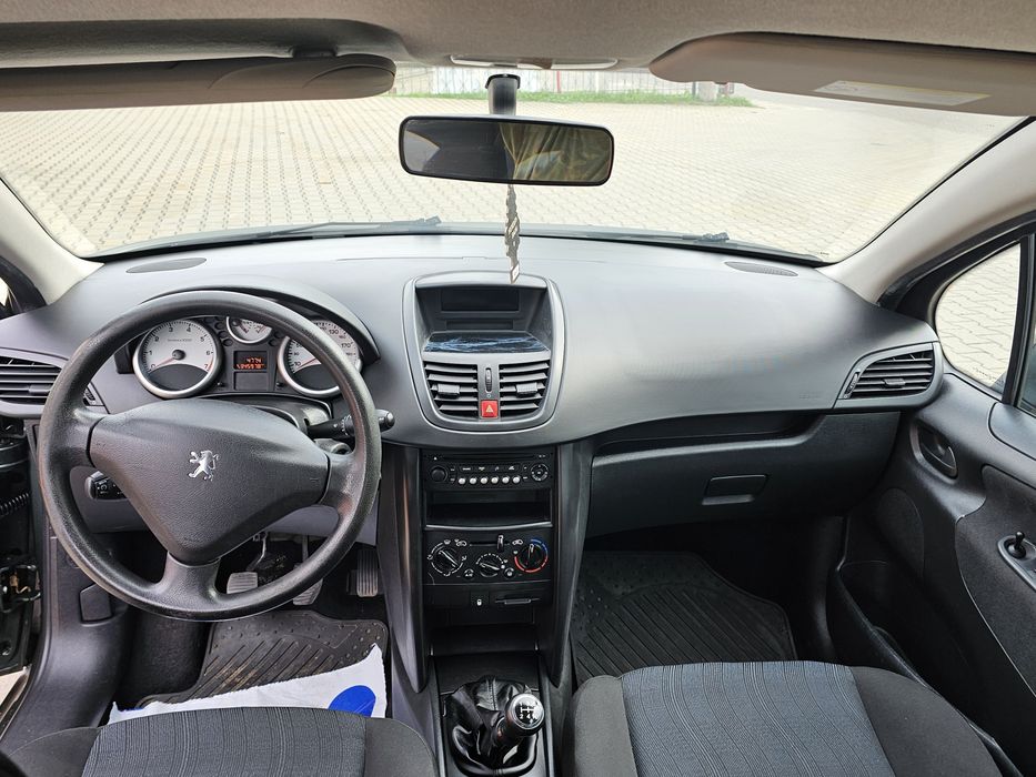 Peugeot 207 1.4 benzyna  2009 rok