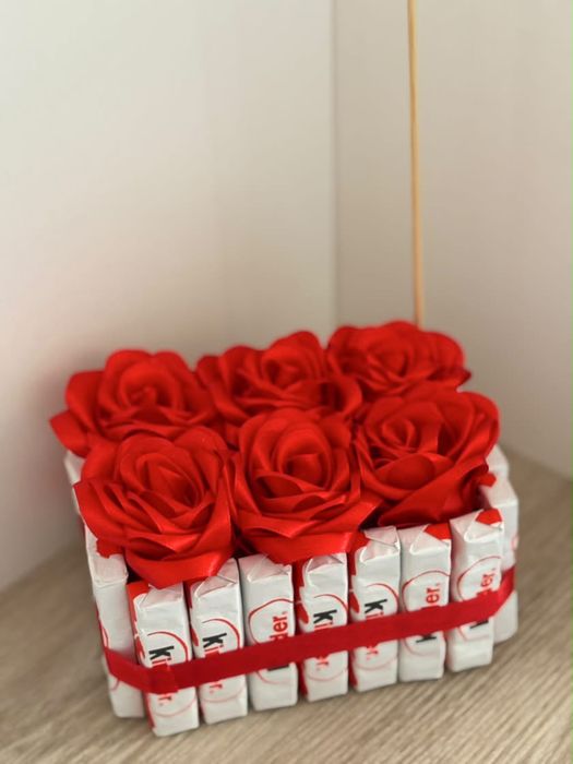 Rosas eternas, chocolates e balões