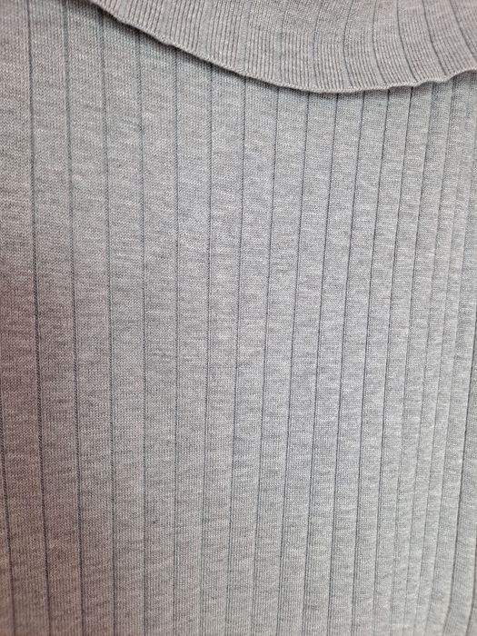 Sukienka sweterkowa prążkowana z odkrytymi ramionami 70% wiskoza midi