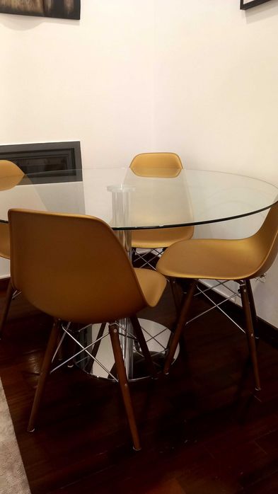 Vendo mesa de sala e 4 cadeiras douradas