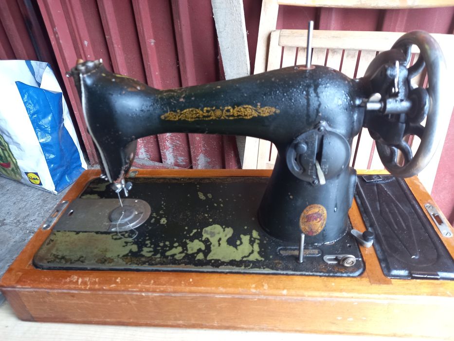 Maszyna do szycia Stara zabytkowa maszyna do szycia w pudełku