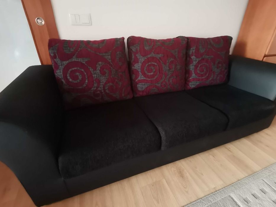 Sofá em pele, com almofadas em tecido