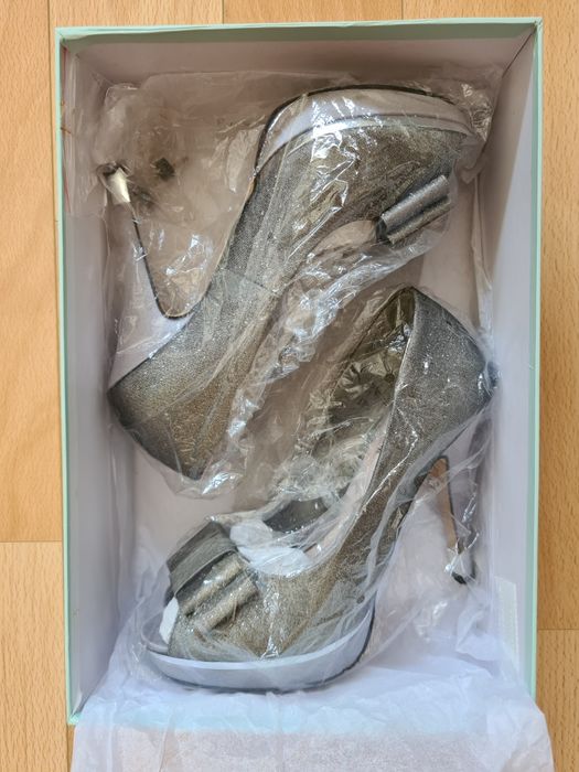 Sapatos de salto alto