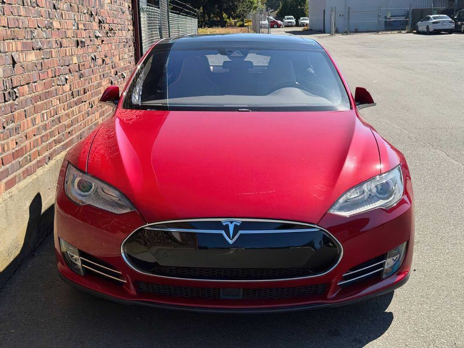 Tesla Model S P85D      2015