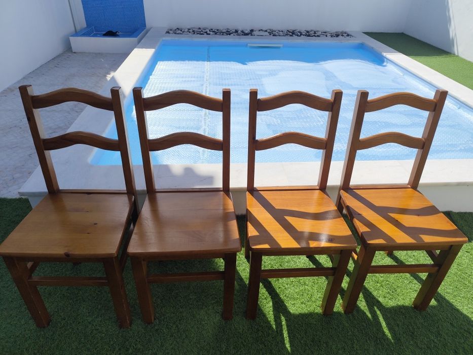 Conjunto de 4 cadeiras de madeira