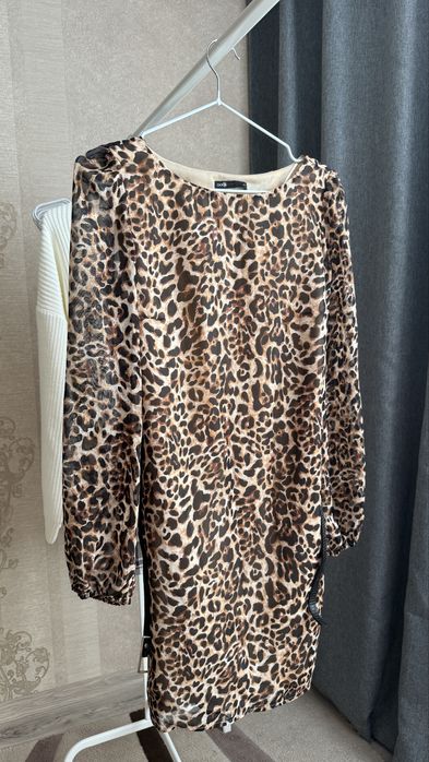 Плаття леопардовий принт, розмір S , з ремінчиком