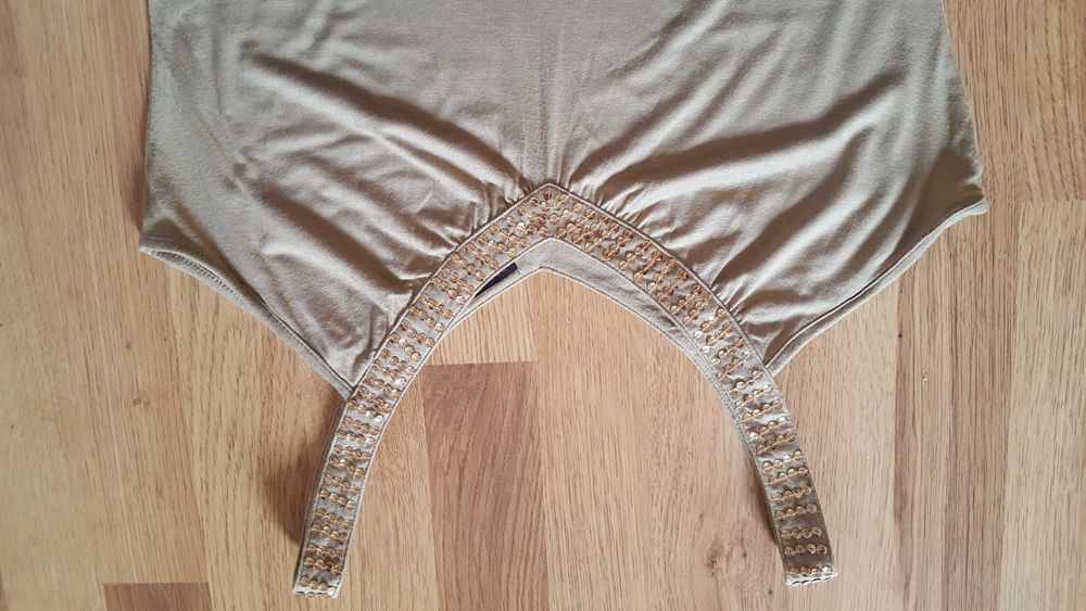 Beżowy top koszulka bluzka z cekinami jak naszyjnik Reserved, M