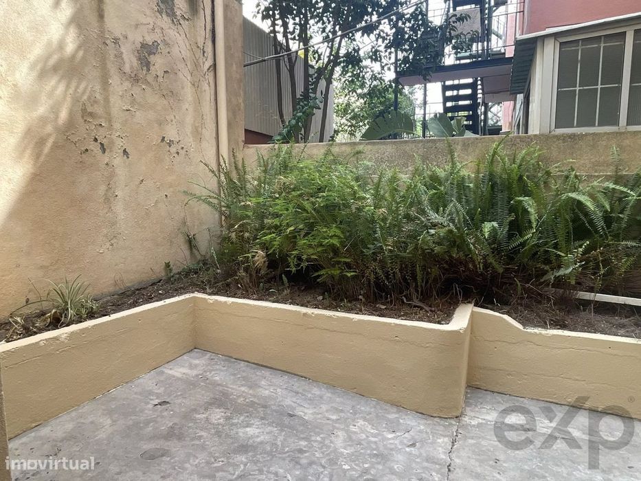 T3 com charme e logradouro Para Remodelar – Lisboa