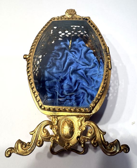 Antigo relicário / vitrine para relógio de bolso francês dourado