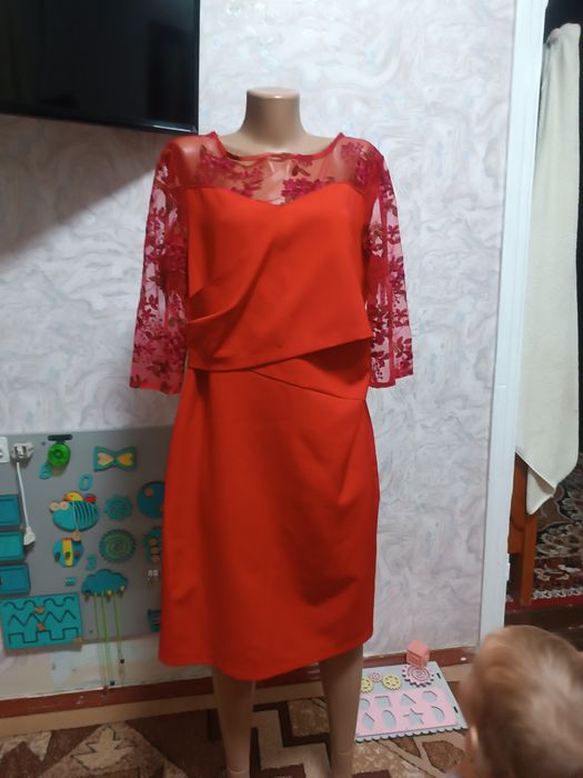 Червона жіноча сукня