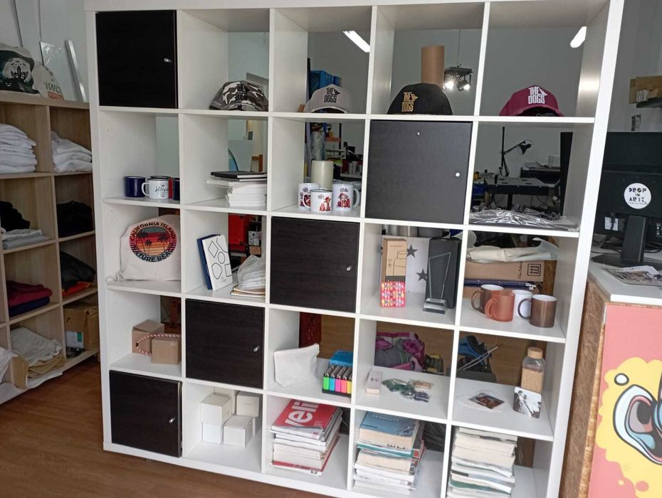 Móvel IKEA branco quadrados