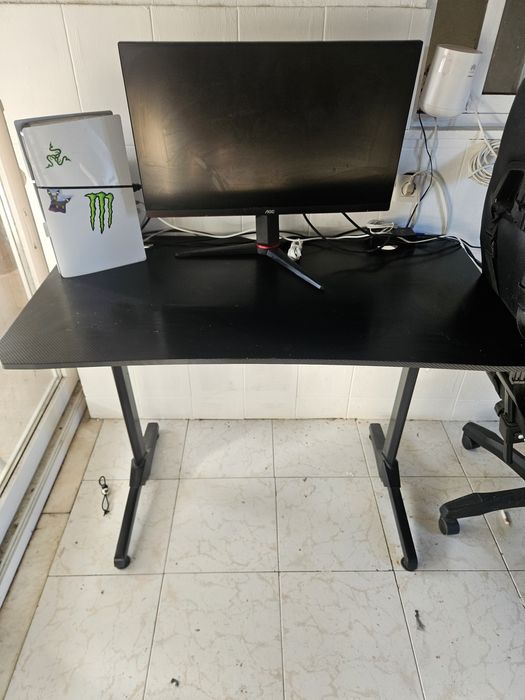 Mesa gaming em bom estado