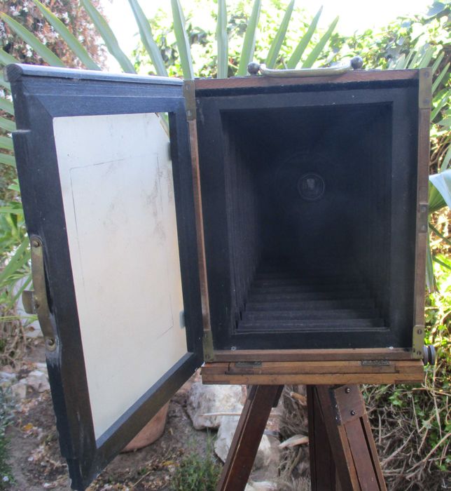 Máquina fotográfica muito antiga de madeira com fole