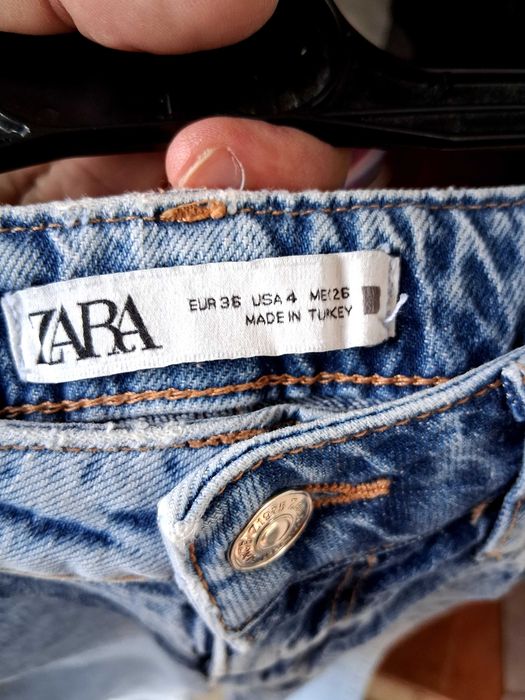 Calças e body Zara.