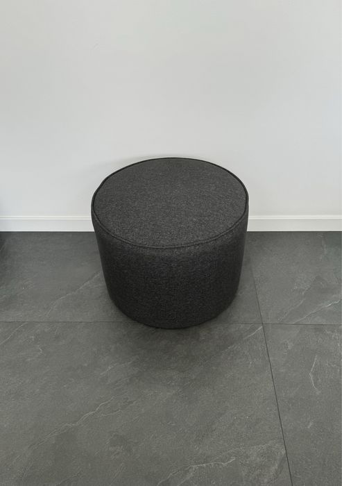 Ciemnoszary puf Gunnared GRUNDSJO IKEA 44x60 cm