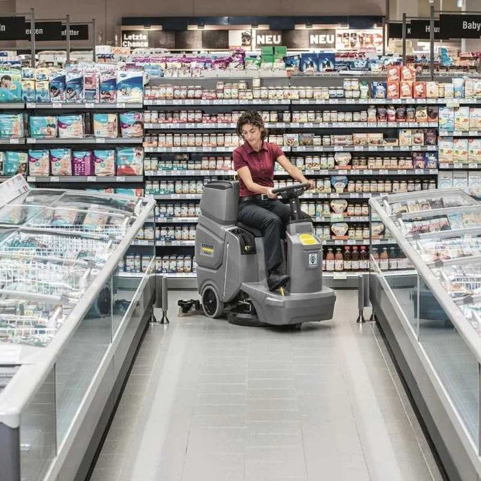 Wynajem Karcher Szorowarka duża samojezdna BD 50/70 bateryjna z siedziskiem