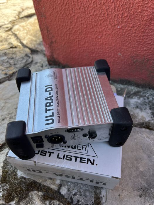Vendo  Behringer Ultra-DI DI100, uma caixa de injeção ativa bastante conhecida para uso em palco e estúdio.